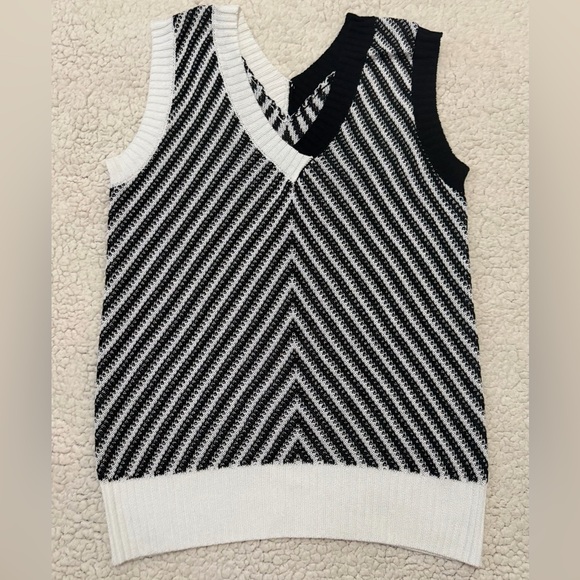 Black and White Chevron V Neck Knit Top/Vest NWOT - Picture 3 of 5